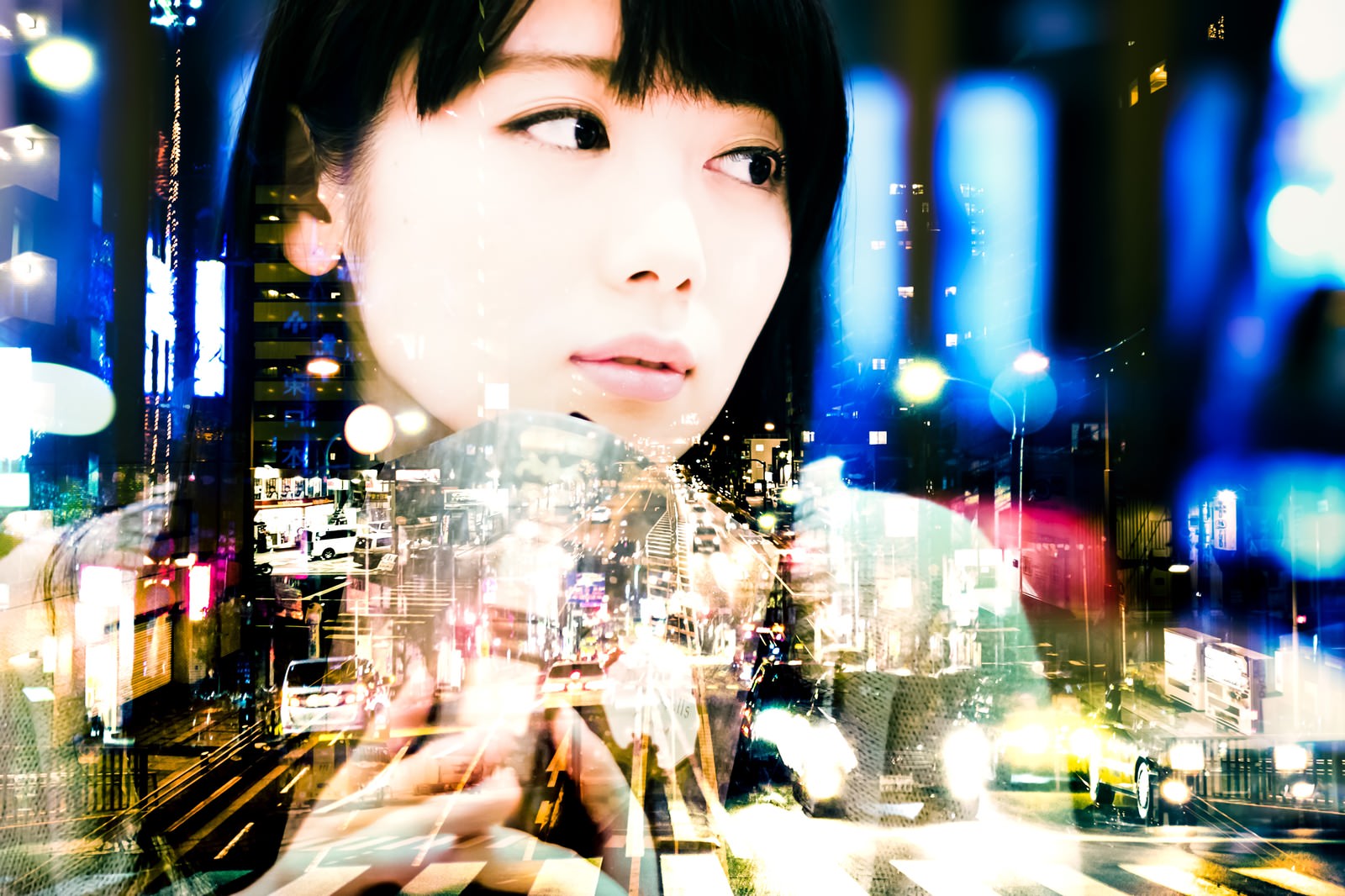 夜の都市風景と女性の顔が重なるフォトモンタージュ画像［モデル：モデルリリース］