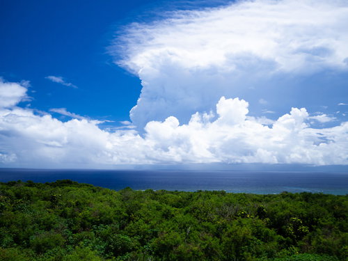 南硫黄島付近の海底火山「福徳岡ノ場」の噴火で発生した太い柱となって空に昇る噴煙