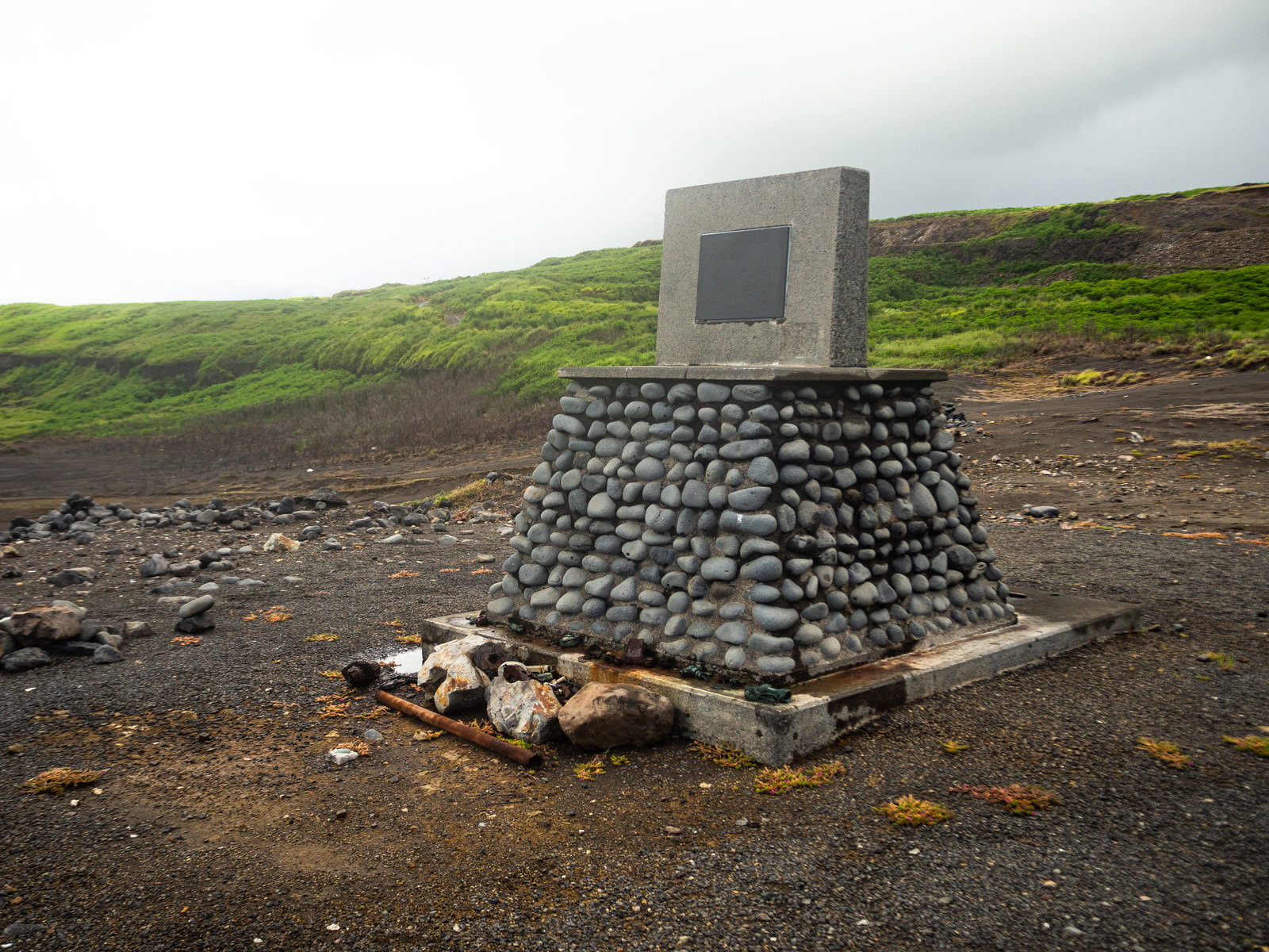 硫黄島の東海岸に建つ西大佐戦死の碑、石積みの台座に白い碑文