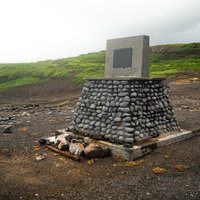 硫黄島東海岸に建つ西大佐（バロン西）戦死の碑の写真