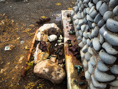 西大佐の碑に周辺から集められた旧軍装備品の残骸