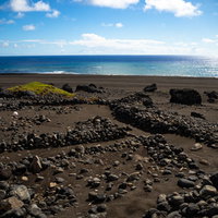 硫黄島東海岸の石積みの塹壕跡の写真