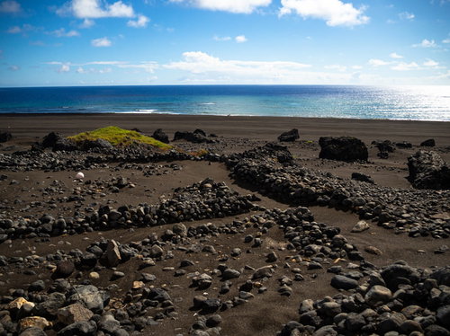硫黄島東海岸の石積みの塹壕跡