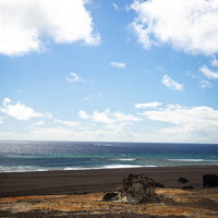 西大佐の碑から臨む金剛岩（硫黄島）の写真