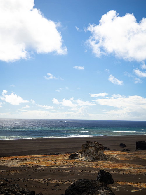 西大佐の碑から臨む金剛岩（硫黄島）