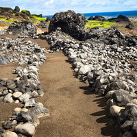 硫黄島東海岸に今も残る多くの石で作られた塹壕の跡の写真