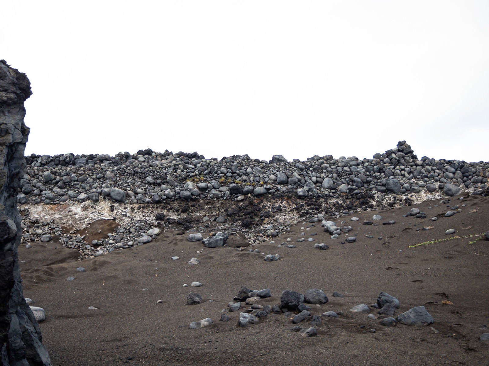 硫黄島東海岸の海岸線に残る戦時中の塹壕跡と岩場