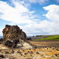 硫黄島の金剛岩越しに東海岸を臨むの写真