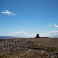 西大佐の碑と周辺に積まれた石の写真