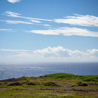 東海岸の沖に見える岩礁の写真