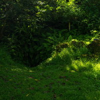 兵団司令部壕入口とその傍らに立つ菩薩像の写真