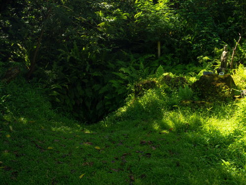 兵団司令部壕入口とその傍らに立つ菩薩像