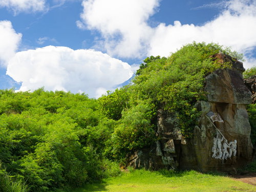壁画の向うに見える南硫黄島近海の噴火で発生した雲