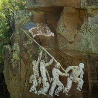 岩に刻まれた米軍上陸記念の壁画の写真