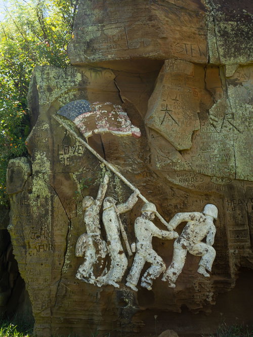 岩に刻まれた米軍上陸記念の壁画