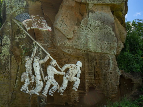 近くから見た米軍上陸記念壁画