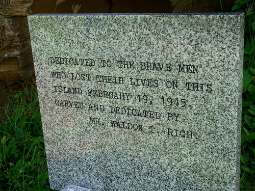 米軍上陸記念壁画の横に建てられた標