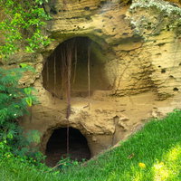 医務科壕へ続く道脇の壕周辺の岩肌に今も残る無数の弾痕の写真