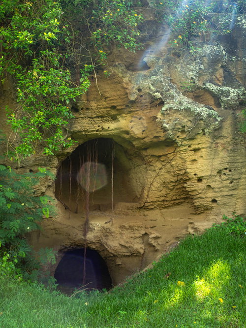 医務科壕近くの岩壁の壕入り口に差し込む日の光