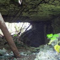 瓦礫がちらばる大阪山トーチカ内部の写真