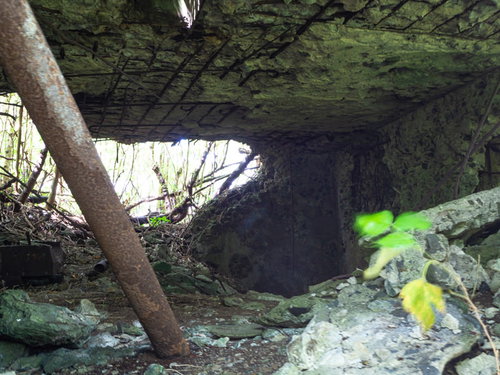 瓦礫がちらばる大阪山トーチカ内部
