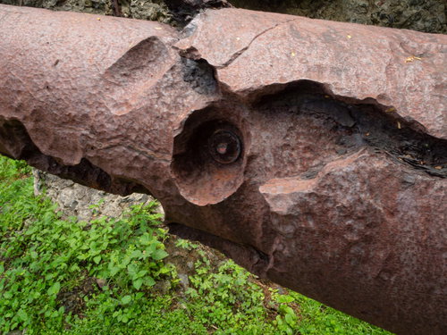 大阪山15糎砲の砲身に食い込んで残る米軍砲弾