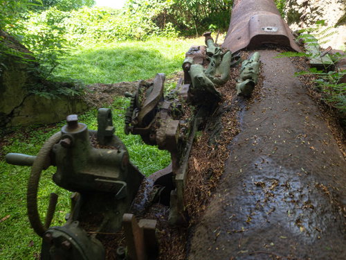 破壊された砲の上に残る潰れた薬莢