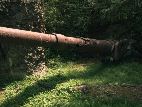 砲身に陽の光を浴びる大阪山15糎砲