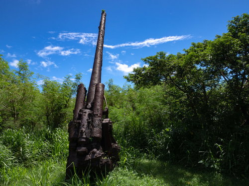 北部落（海軍司令部壕付近）に今でもその姿をとどめる高角砲