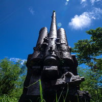 南国の太陽に照らされて輝く高角砲の写真