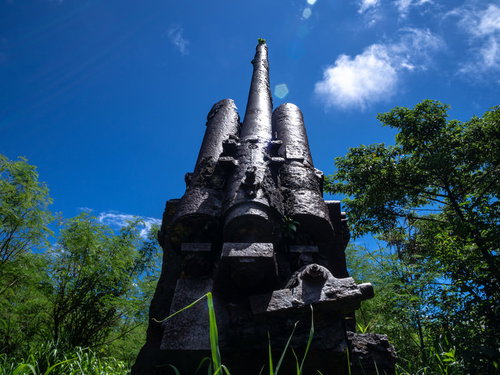 南国の太陽に照らされて輝く高角砲