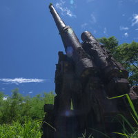 北部落に設置された空を仰ぐ高角砲の写真