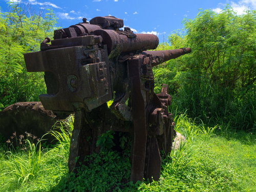 錆びつき赤茶けた姿を見せる高角砲