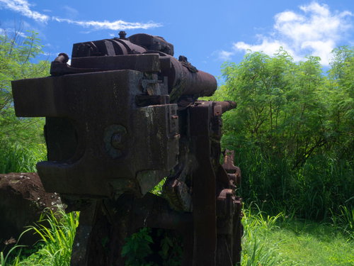錆びついた高角砲を後部から見る