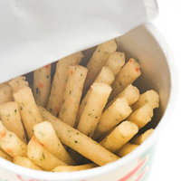 白い袋から出ている黄色い棒状のスナック菓子じゃがアリゴの写真