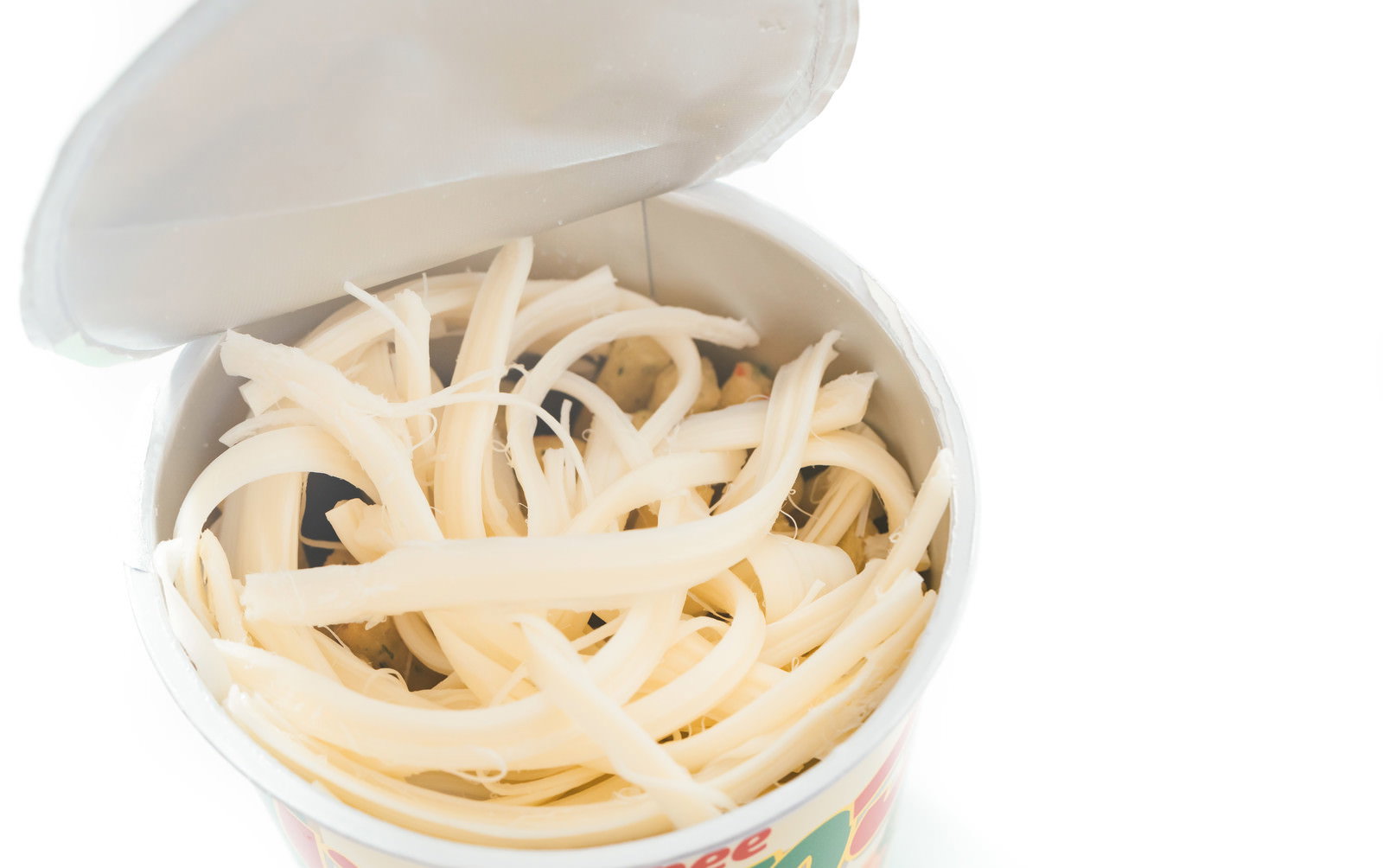 白い駄菓子の容器に細長くほぐされたさけるチーズが盛られている