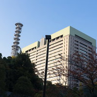 防衛省庁舎と白い通信用鉄塔の写真