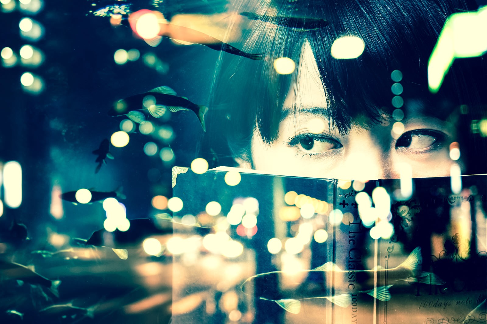 ストーカーをテーマにした暗いフォトモンタージュで、女性の顔に複数の要素が重ねられている［モデル：モデルリリース］