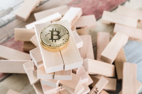 不安定な積み木の上に置かれたビットコイン