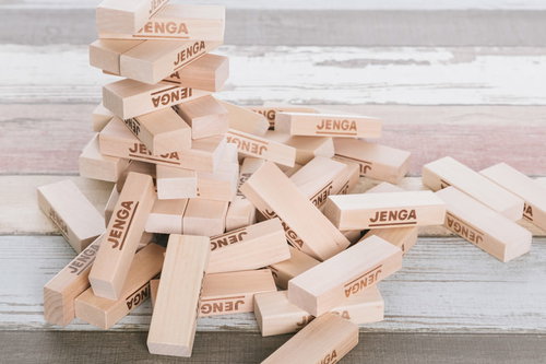 崩れる恐怖・ジェンガの積み木が倒れる瞬間