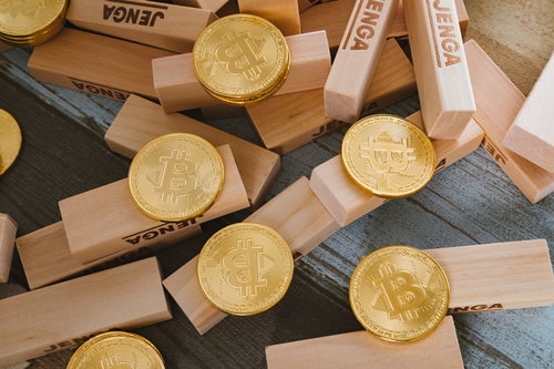 ジェンガの上に積まれた金色のビットコイン