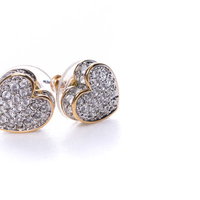 ローズゴールドのダイヤがついたハート型ピアスの写真