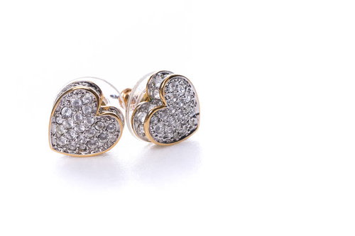 ローズゴールドのダイヤがついたハート型ピアス