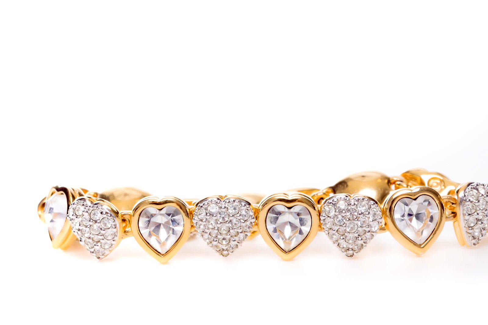 Bracelet with a heart motif and diamonds on a gold chain