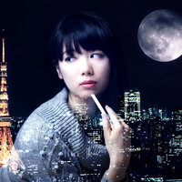 夜景の中で満月を見上げる女性と東京タワーの写真