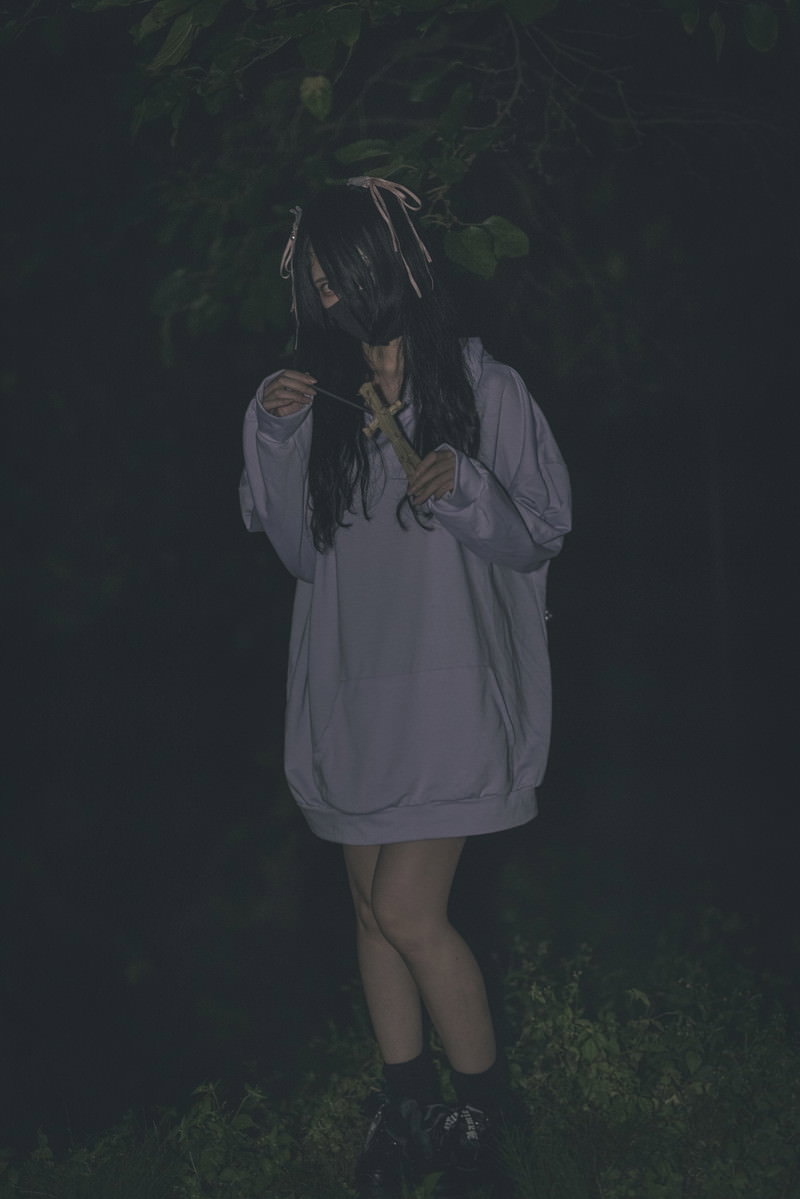 暗闇で藁人形を持つ白い服を着た地雷系女子［モデル：緋真煉］