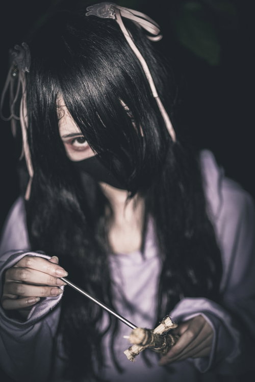 売掛が払えない女子の怨念を込めた藁人形呪詛