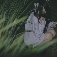草むらで藁人形に五寸釘をツンツン刺す地雷系女子の写真