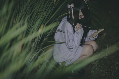 草むらで藁人形に五寸釘をツンツン刺す地雷系女子