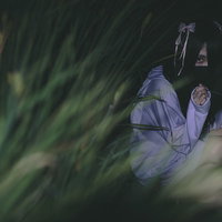 外で何をしているのか心配で見に行ったら藁人形を持つ地雷系女子の写真